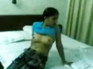 अश्लील वीडियो - गर्म लड़की वैक्यूम वीडियो में सेक्सी पिक्चर मूवी क्लीनर के साथ हस्तमैथुन करती है