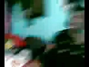 अश्लील वीडियो - दो गोरे लोग सेक्सी हिंदी पिक्चर मूवी सोफे साझा करते हैं