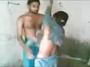 अश्लील वीडियो - विंटेज बॉलीवुड की सेक्सी मूवी छात्र त्रिगुट